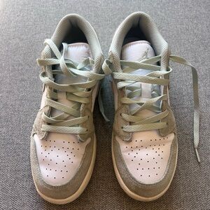 Nike Kids Sneakers in Gray and White